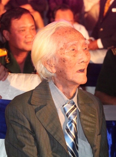 NSND, Soạn giả Viễn Châu tuy tuổi cao sức yếu nhưng vẫn dành thời gian tham dự