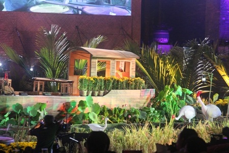 Sân khấu được bày trí đậm chất Nam Bộ 