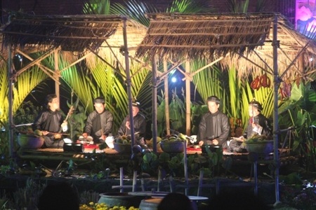 Các nghệ nhân biểu diễn nhạc trên sân khấu 