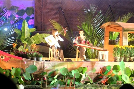 Hai nữ nghệ nhân trổ tài đàn gửi tặng quan khách