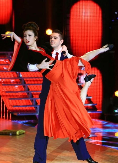 Diễm My 9X: “Bạn trai luôn ủng hộ tôi hết mình” - 2 Cô và bạn nhảy luôn hết mình trong mỗi đêm thi