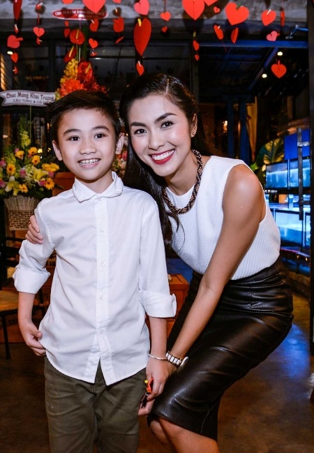 Tăng Thanh Hà chụp ảnh cùng con trai của Kim Hiền