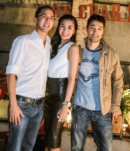 Johnny Trí Nguyễn cũng có mặt để chúc mừng Hà Tăng