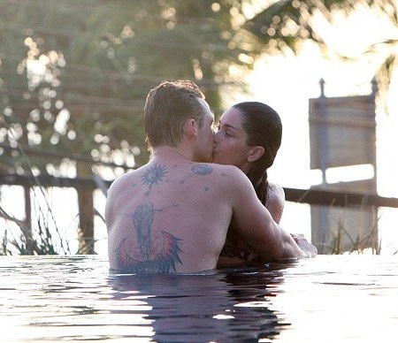 Lee Ryan quấn quýt bên bạn gái - 1 Lee Ryan và Jasmine Waltz hôn nhau thắm thiết dưới hồ bơi