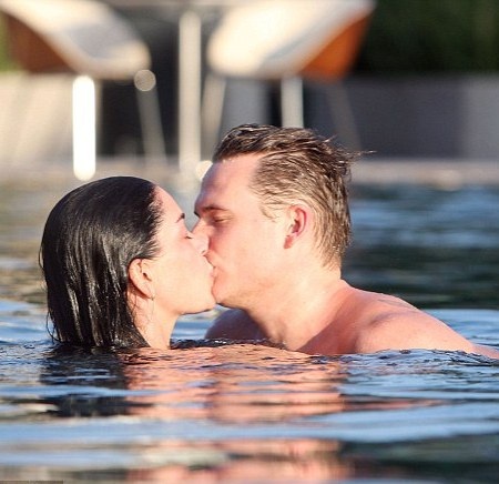 Lee Ryan quấn quýt bên bạn gái - 2 Lee Ryan và Jasmine Waltz hôn nhau thắm thiết dưới hồ bơi