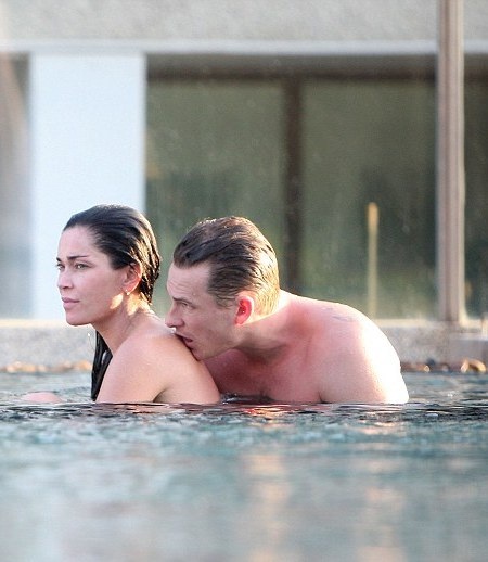Lee Ryan quấn quýt bên bạn gái - 3 Lee Ryan và Jasmine Waltz hôn nhau thắm thiết dưới hồ bơi
