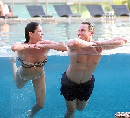 Lee Ryan quấn quýt bên bạn gái - 4 Cặp đôi vui đùa và tận hưởng những phút thư giãn bên nhau