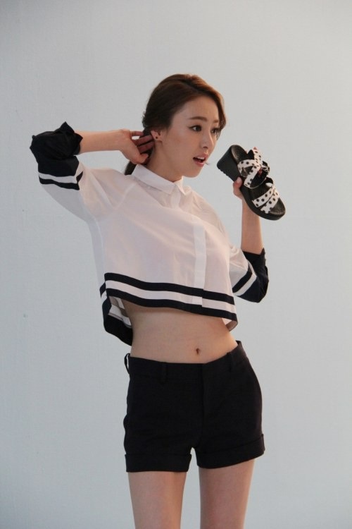 Nữ diễn viên Hàn Quốc khoe vòng eo “con kiến” - 1 Mặc thời tiết giá lạnh, Lee Da Hee vẫn làm việc chuyên nghiệp