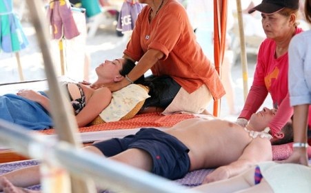 Lee Ryan quấn quýt bên bạn gái - 11 Sau khi cùng tận hưởng dịch vụ massage và ngủ một giấc