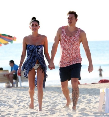 Lee Ryan quấn quýt bên bạn gái - 12 Cả hai tiếp tục tay trong tay dạo trên cát