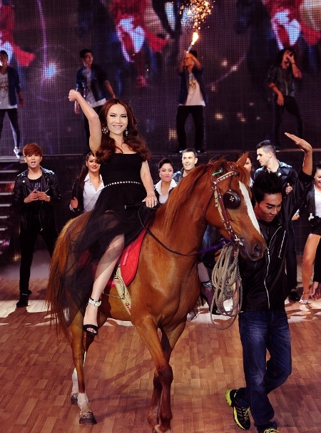 MC Yến Trang cưỡi ngựa lên sân khấu 