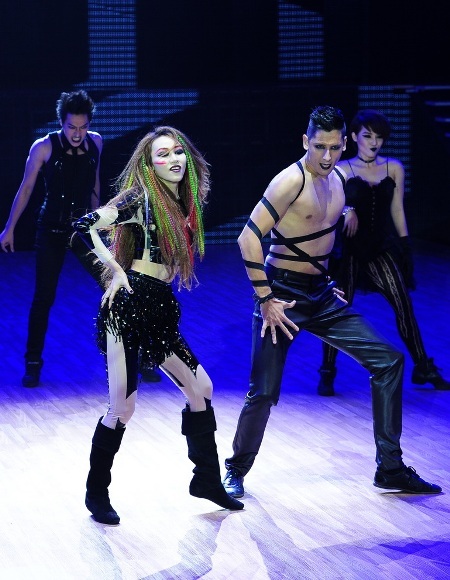 Ngân Khánh tạo hình mạnh mẽ hơn so với các đêm trước