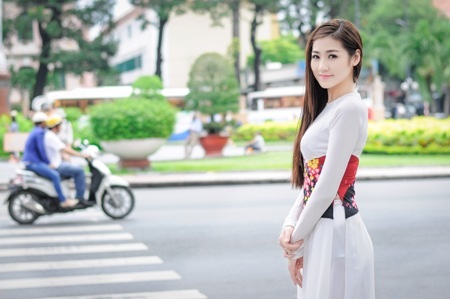 Á hậu Dương Tú Anh thướt tha áo dài tại Sài Gòn - 1 Trí Hòa