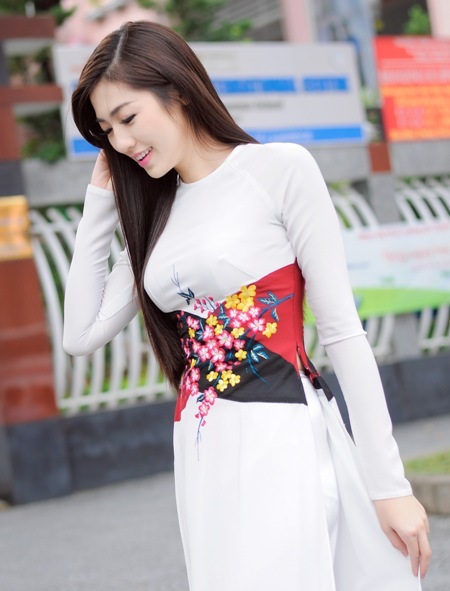 Á hậu Dương Tú Anh thướt tha áo dài tại Sài Gòn - 6 Trí Hòa