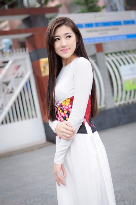 Á hậu Dương Tú Anh thướt tha áo dài tại Sài Gòn - 7 Trí Hòa