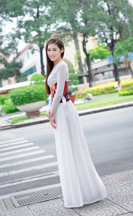 Á hậu Dương Tú Anh thướt tha áo dài tại Sài Gòn - 8 Trí Hòa