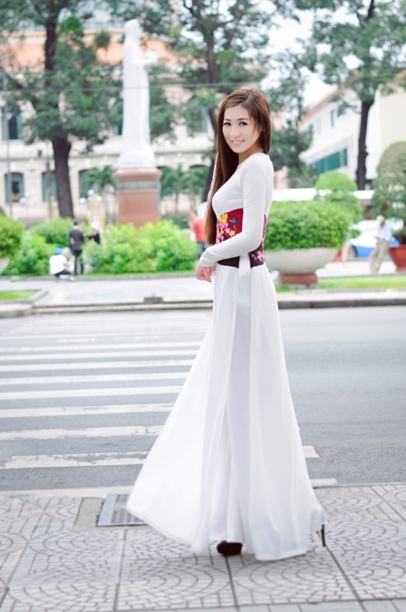 Á hậu Dương Tú Anh thướt tha áo dài tại Sài Gòn - 9 Trí Hòa