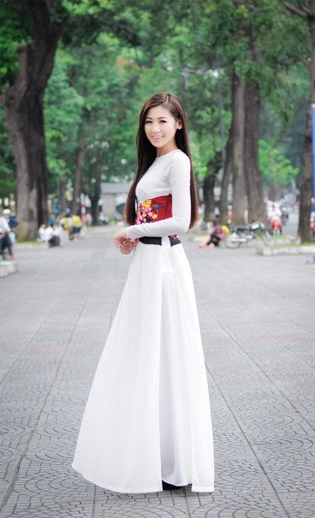 Á hậu Dương Tú Anh thướt tha áo dài tại Sài Gòn - 10 Trí Hòa