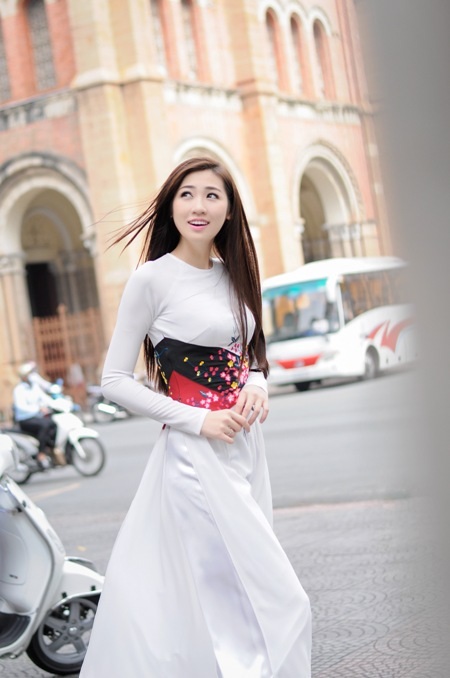 Á hậu Dương Tú Anh thướt tha áo dài tại Sài Gòn - 11 Trí Hòa