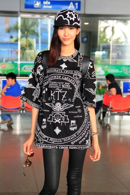 Cô rất tỉnh táo sau chuyến bay khá dài từ Anh về