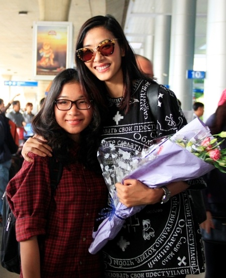 Em gái của Hoàng Thùy ra sân bay đón và tặng hoa cho chị