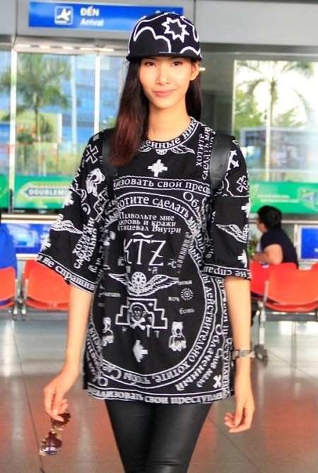 Chiếc áo Hoàng Thùy đang mặc là quà mà cô được một nhà thiết kế ở London tặng 