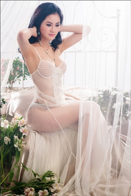 Hoa hậu Tristine Trâm Bùi “hững hờ vòng một” - 6 Trang phục càng giúp tôn dáng của Tristine Trâm Bùi