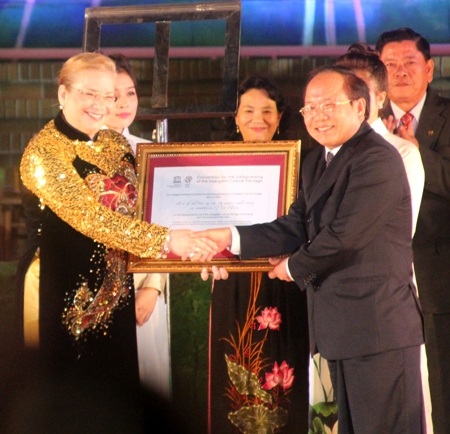 Bộ trưởng Bộ Văn hóa, Thể thao và Du lịch đón bằng từ đại diện UNESCO