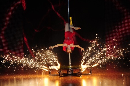 Màn khiêu vũ kết hợp múa cột bốc lửa của Ngân Khánh