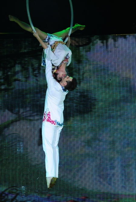 Ốc Thanh Vân và bạn nhảy khiêu vũ trên không