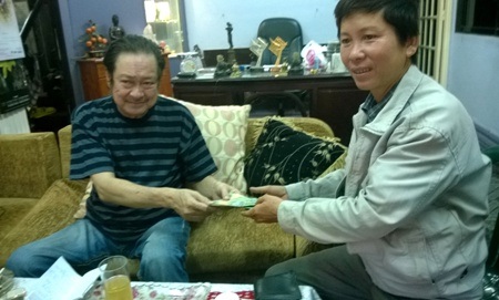 NSƯT Chánh Tín "rút ruột" nói về nỗi đau mất nhà - 3 Một người khách chuyển giúp tiền của một khán giả ở Úc về cho nghệ sỹ Chánh Tín