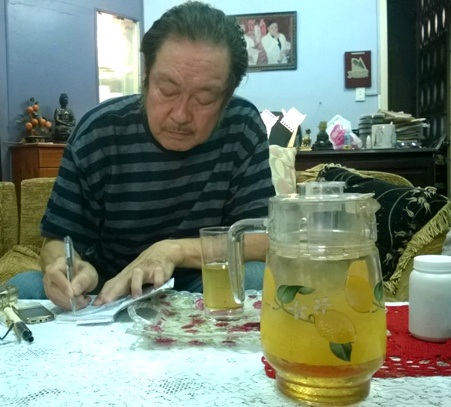 NSƯT Chánh Tín "rút ruột" nói về nỗi đau mất nhà - 4 NSƯT Chánh Tín cẩn thận ghi chép thông tin người giúp đỡ mình vào quyển sổ tay