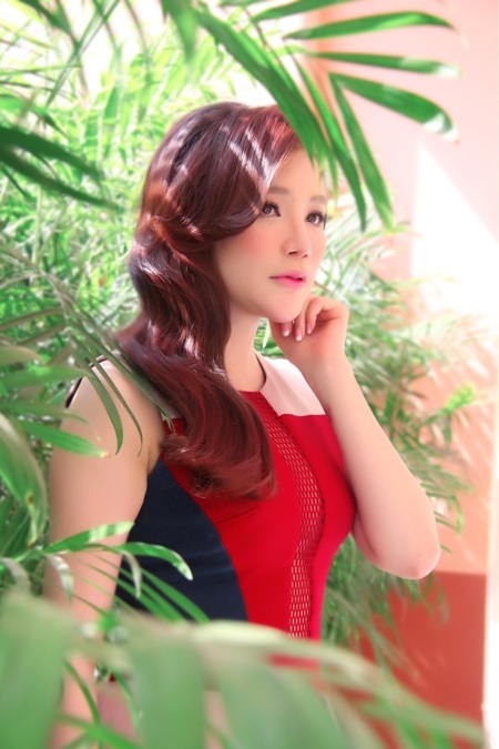 Hồ Ngọc Hà và Hồ Quỳnh Hương "nửa kín nửa hở" - 4 Hồ Quỳnh Hương chọn chiếc váy bó với phần cổ được khoét lưới gợi cảm