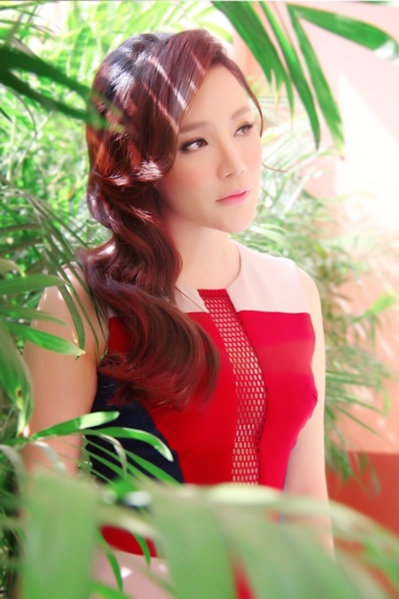 Hồ Ngọc Hà và Hồ Quỳnh Hương "nửa kín nửa hở" - 6 Hồ Quỳnh Hương chọn chiếc váy bó với phần cổ được khoét lưới gợi cảm