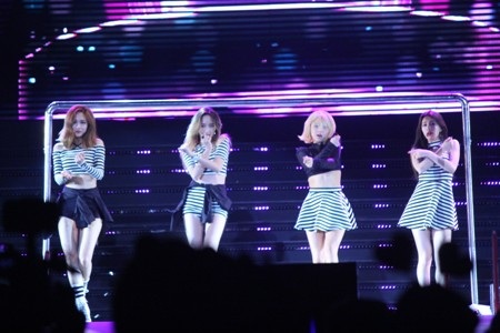 4 thành viên của MissA cũng thu hút không kém