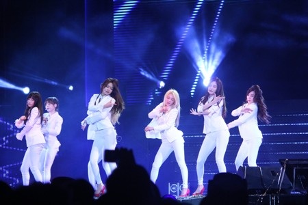 Khán giả không thể ngừng gọi tên các cô gái trong lúc họ biểu diễn