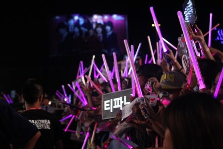 Khán giả không thể ngừng gọi tên các cô gái trong lúc họ biểu diễn