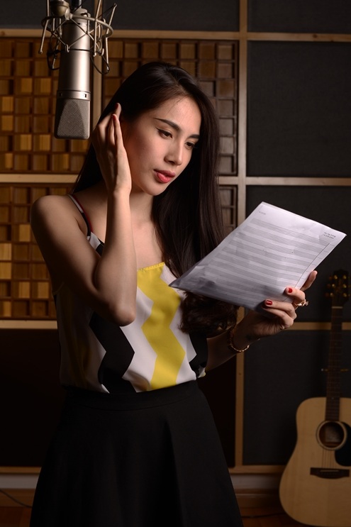 Thủy Tiên hóa “hồ ly tinh” - 8 Vẻ đẹp nhẹ nhàng của Thủy Tiên vẫn thu hút dù ở trong phòng thu