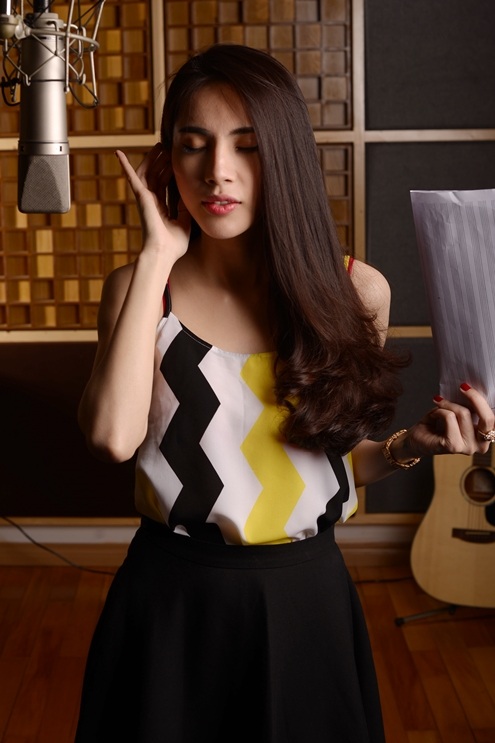 Thủy Tiên hóa “hồ ly tinh” - 9 Vẻ đẹp nhẹ nhàng của Thủy Tiên vẫn thu hút dù ở trong phòng thu