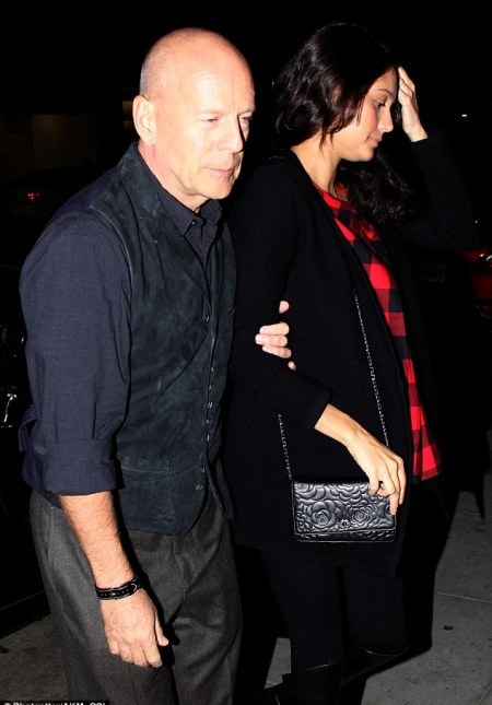 Bruce Willis cùng vợ rời khỏi một bữa tiệc, ngày 8/3 vừa rồi