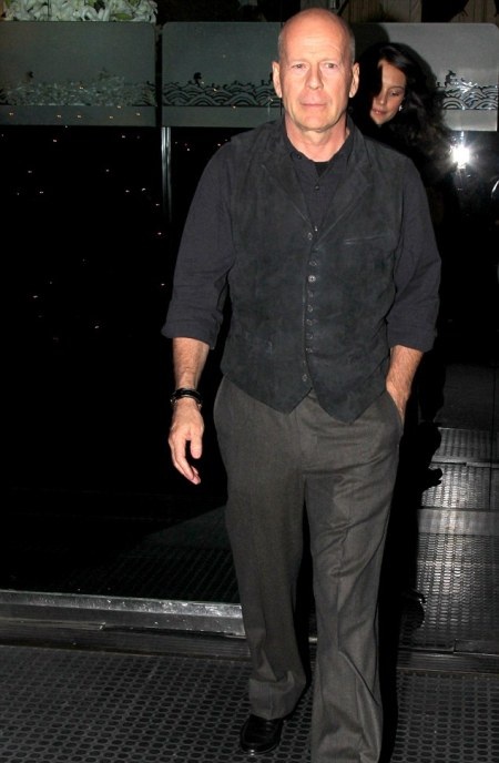 Dù gương mặt gân guốc và nhiều nếp nhăn nhưng dáng người của Bruce Willis vẫn rất nhanh nhẹn