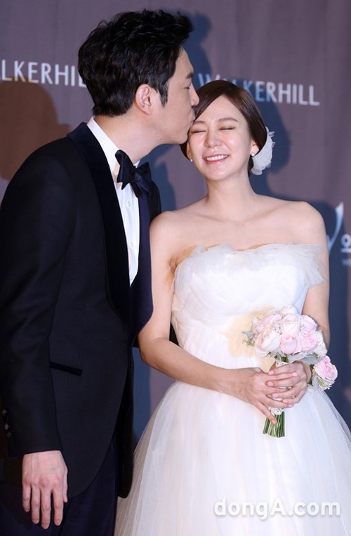“Đám cưới chạy” của diễn viên phim “Người thừa kế” - 3 Choi Won Young không ngại thể hiện tình cảm với vợ trước mọi người