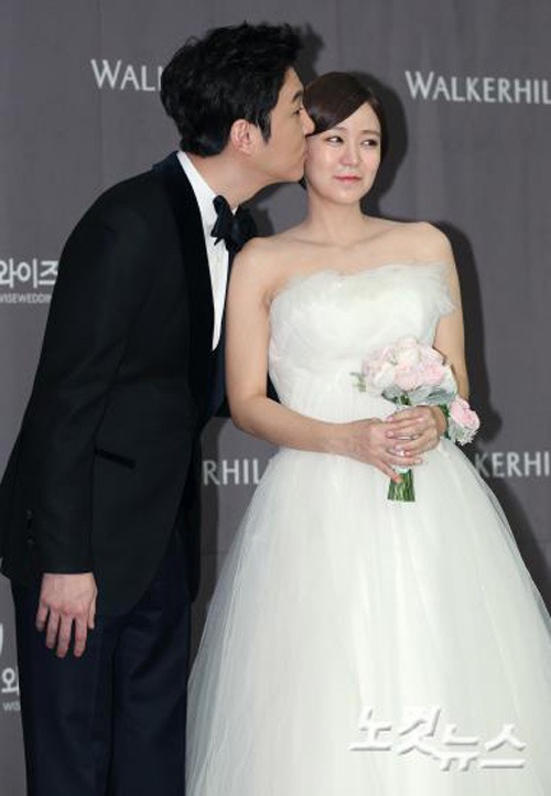 “Đám cưới chạy” của diễn viên phim “Người thừa kế” - 4 Choi Won Young không ngại thể hiện tình cảm với vợ trước mọi người