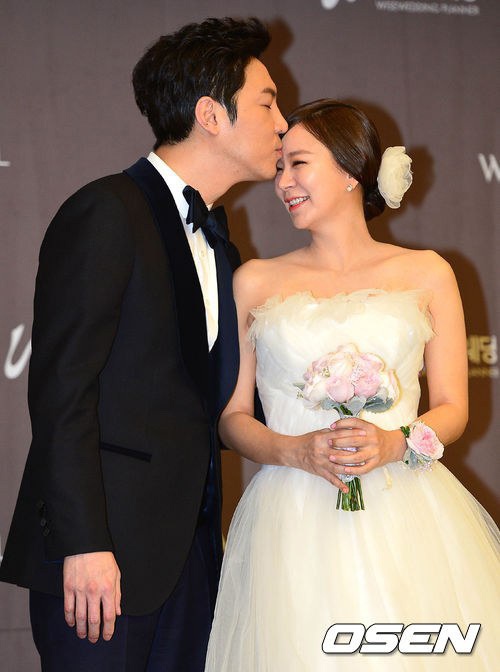 “Đám cưới chạy” của diễn viên phim “Người thừa kế” - 5 Choi Won Young không ngại thể hiện tình cảm với vợ trước mọi người