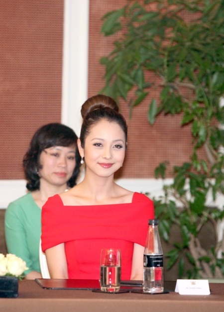 Vẻ đẹp dịu dàng của Jennifer thu hút nhiều ống kính