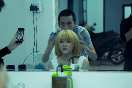Văn Mai Hương hé lộ “cảnh nóng” cùng Trúc Nhân - 1 Văn Mai Hương đến sớm chuẩn bị cho cảnh quay