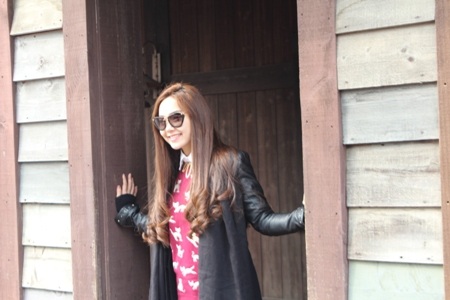 Cô tham quan và khám phá xứ sở kim chi