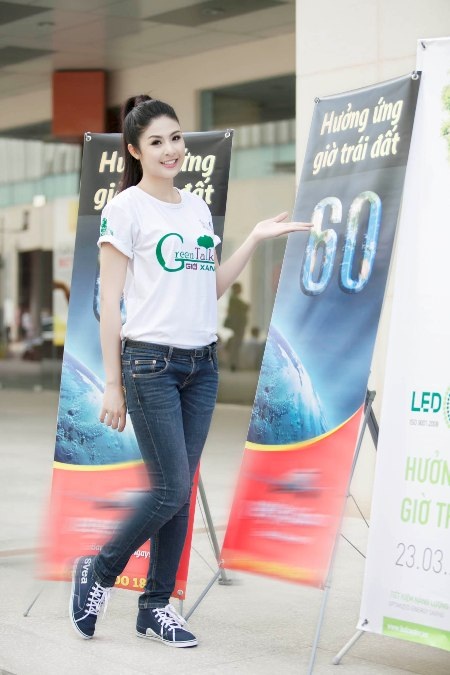 Hoa hậu Ngọc Hân học ký hiệu ngôn ngữ của người câm điếc - 2 Trong khuôn khổ chương trình hưởng ứng Giờ Trái Đất