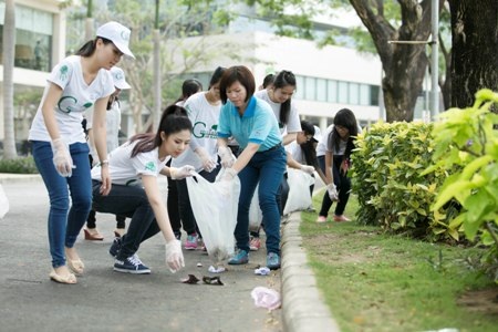 Ngọc Hân cùng các tình nguyện viên tham gia nhặt rác