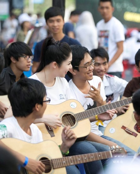 Hoa hậu Ngọc Hân học ký hiệu ngôn ngữ của người câm điếc - 14 Lần đầu tiên hoa hậu đã hát cùng với rất nhiều người.